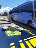 PRF prende passageiro de ônibus que transportava pasta base de cocaína dentro de bagagem na Chapada Diamantina