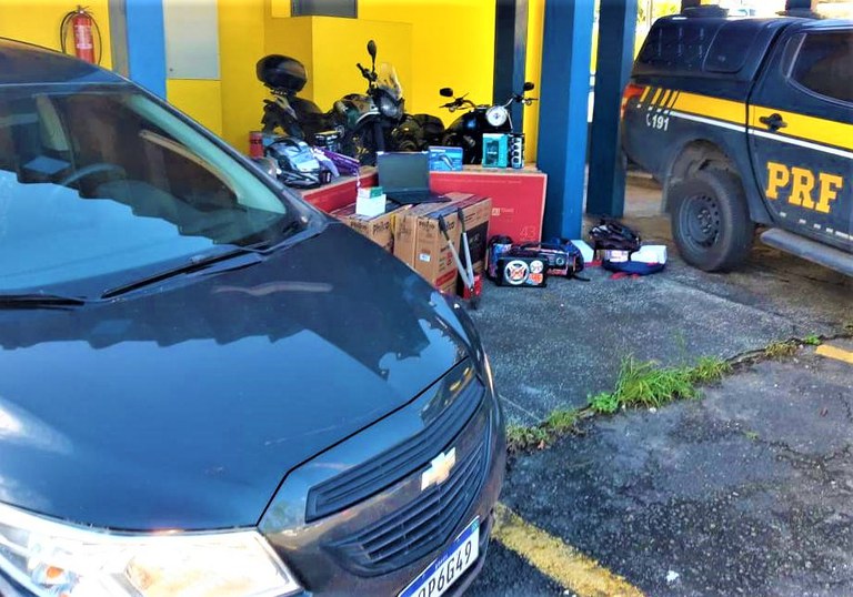 Quarteto acusado de arrombar e furtar estabelecimentos comerciais é preso na BR 324 em Simões Filho (BA) com carro roubado