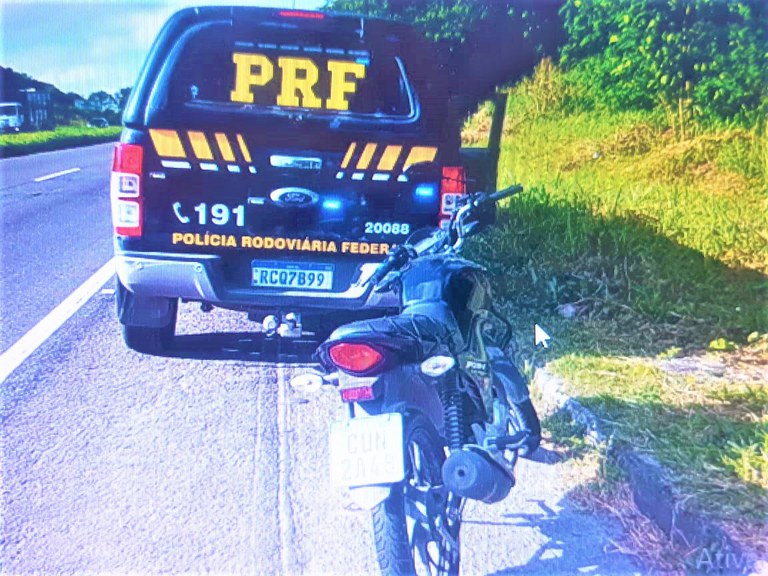 A motocicleta, que havia sido roubada há cerca de quinze dias, estava pintada de outra cor para dificultar a identificação.