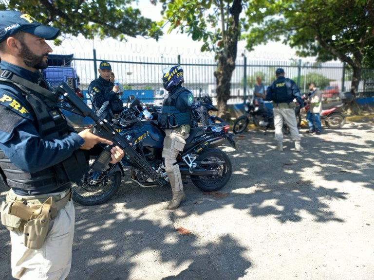 PRF na Bahia deflagra operação com foco na fiscalização a veículos de duas rodas, flagra imprudências e quase 50 veículos foram retirados de circulação