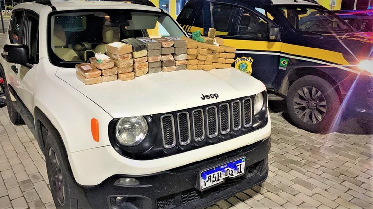PRF prende casal de traficantes transportando quase 70 Kg de drogas em carro roubado