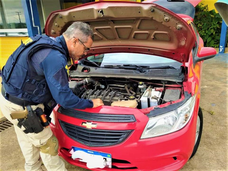 O veículo portava placas falsas de outro Onix com as mesmas características de marca, cor e modelo.