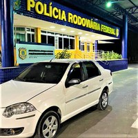 Após abordagem a caminhão cegonha, PRF encontra Siena adulterado no compartimento de carga