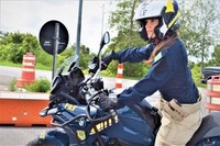 PRF BA tem primeira policial mulher formada no Curso de Motociclista e Batedor do Exército Brasileiro