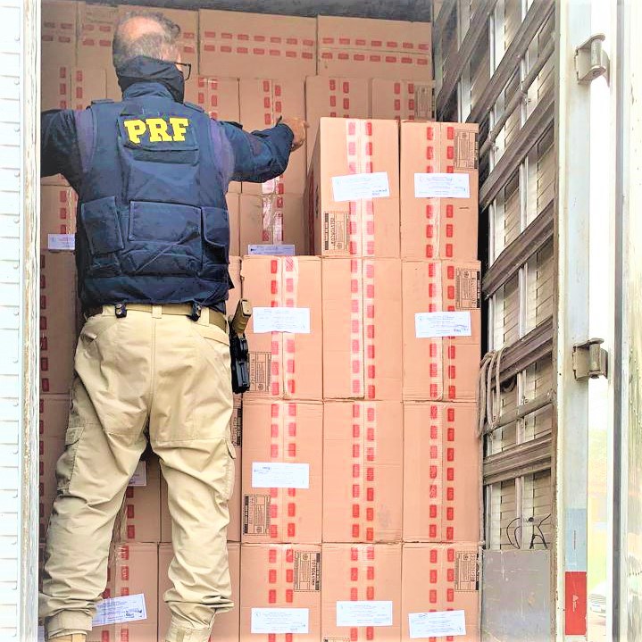 PRF prende contrabandista e apreende mais de 375.000 maços de cigarros na BR 116