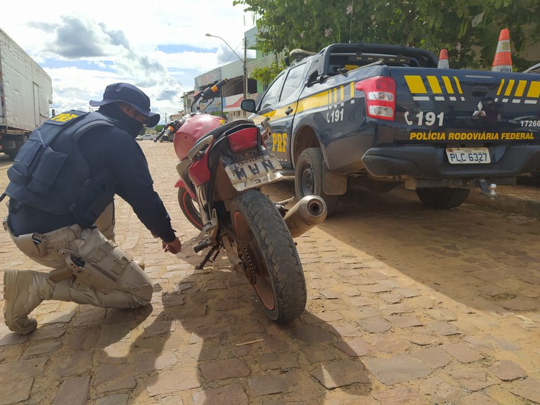 Em Cristópolis (BA), PRF apreende motocicleta roubada que foi trocada por um jogo de rodas e um celular