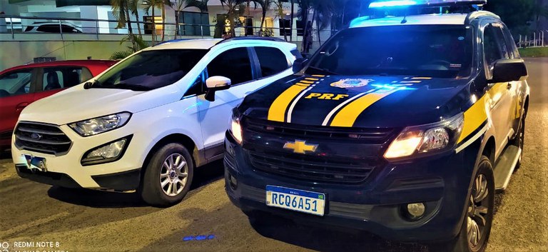 Durante a avaliação no EcoSport, verificou-se que os caracteres do carro estavam adulterados e que as placas foram clonadas.