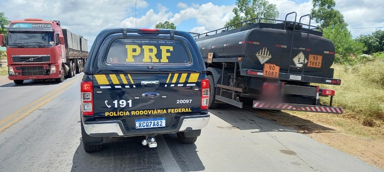 Motorista de caminhão é detido pela PRF com documento falso e transportando produto perigoso em tanque furado
