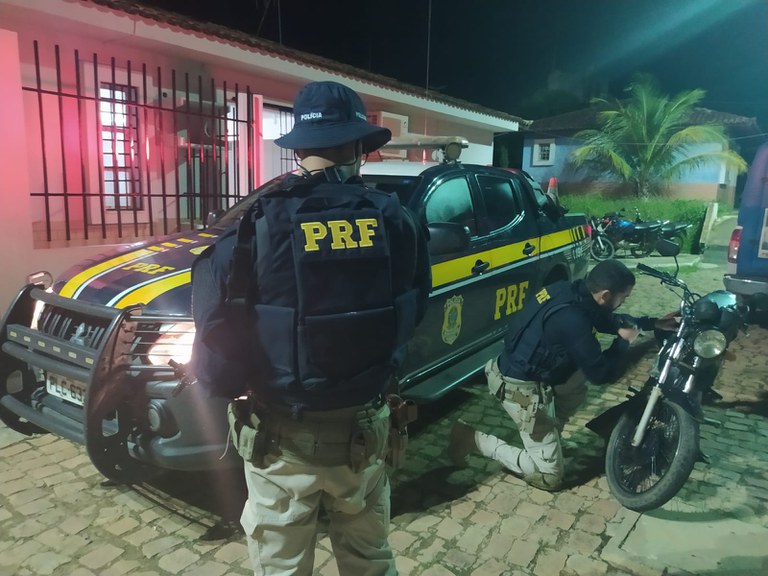 PRF apreende moto com placa clonada na BR-242