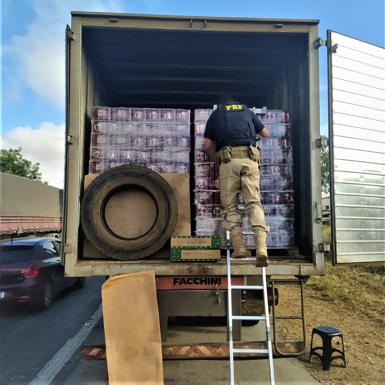 PRF apreende quase 15.000 litros de cerveja e mais de 10.000 pacotes de macarrão instantâneo sem nota fiscal na BR 242 em Seabra (BA)
