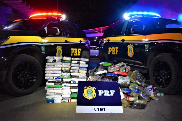 Policiais rodoviários federais apreenderam na noite desta sexta-feira (04), um total de 404 kg de cocaína, sendo 314 kg sob a forma de pasta base e outros 90 kg de cloridrato de cocaína