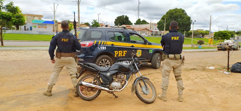 PRF recupera motocicleta furtada e prende condutor por receptação