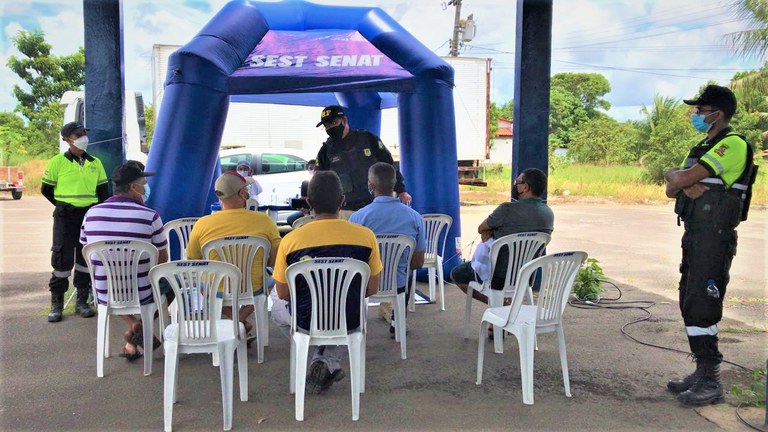 Cinema Rodoviário realizado no posto da PRF sensibilizou diversos usuários da rodovia que puderam fazer uma reflexão sobre suas atitudes e assimilar novos hábitos.