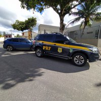 Instantes após o crime, veículo furtado em Teixeira de Freitas é recuperado pela PRF na BR 101, na cidade de Eunápolis, sul da Bahia