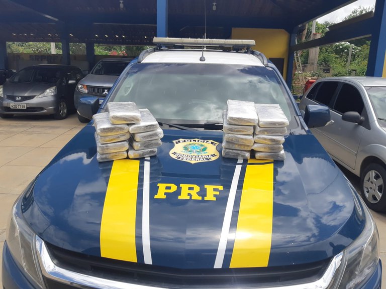 Cerco fechado ao narcotráfico: PRF na Bahia apreende 20kg de maconha e quase 400 papelotes de cocaína em abordagens