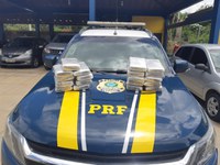 Cerco fechado ao narcotráfico: PRF na Bahia apreende 20kg de maconha e quase 400 papelotes de cocaína em abordagens distintas nas BR 116 e 242
