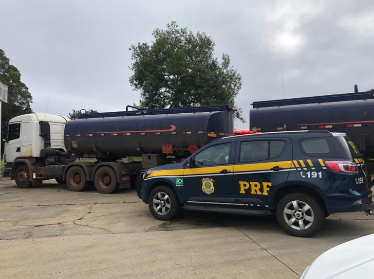 Em menos de 24 horas, mais um caminhão-tanque é apreendido pela PRF na Bahia transportando combustível com nota fiscal fraudada