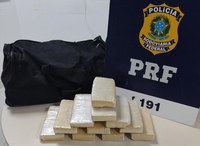 PRF na Bahia apreende pasta base de cocaína escondida dentro de bagagem de passageira na BR 116