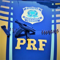 Após tentar escapar de fiscalização, PRF prende foragido da justiça e apreende pistola municiada