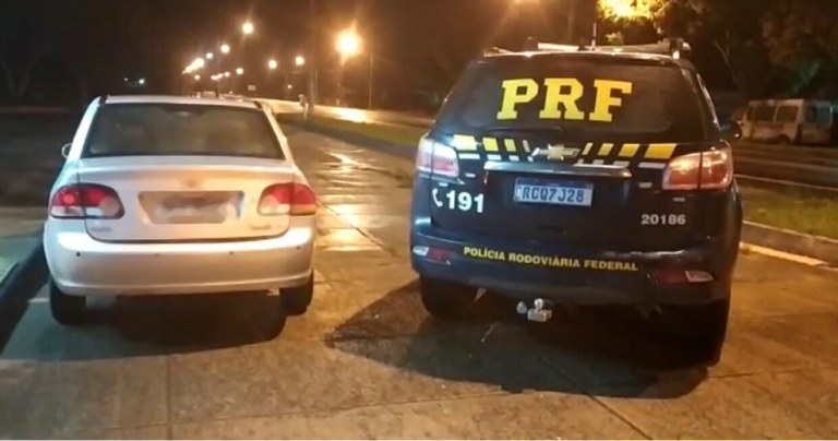 Motorista tenta fugir, mas é preso pela PRF com carro roubado em Itabela/BA