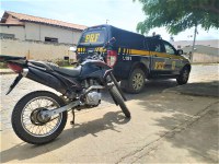 PRF recupera motocicleta furtada que foi negociada em troca de um porco cevado