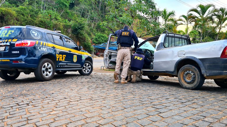 Caminhonete roubada em Salvador (BA) é recuperada pela PRF na BR 330 em Jitaúna (BA)