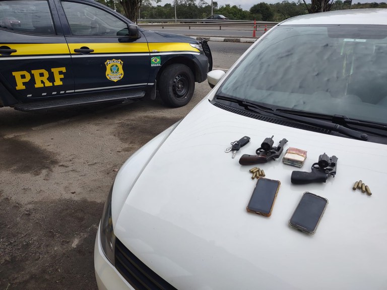 Após roubo, PRF recupera veículo roubado, apreende armas de fogo e prende assaltantes em Feira de Santana (BA)