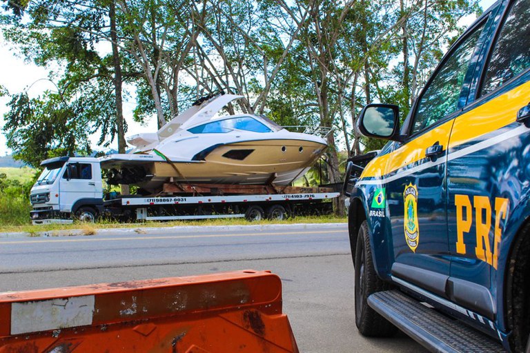 Durante fiscalização no Sul da Bahia, PRF flagra motorista transportando lancha de forma irregular na BR 101 em Gandu; veja vídeo