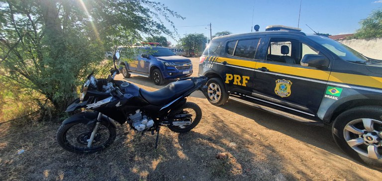 Em ação rápida, PRF recupera motocicleta roubada momentos antes e proprietário agradece a ação dos policias; veja vídeo