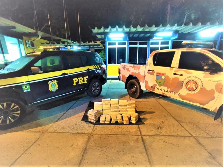 Em Eunápolis (BA), PRF e CIPE-MATA ATLÂNTICA apreendem cocaína e crack escondidos em caminhonete Toro