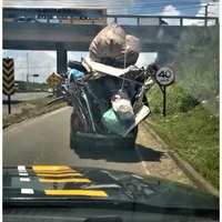 Perigo na estrada: PRF flagra caminhonete transitando na rodovia com carga gigante na carroceria; veja vídeo