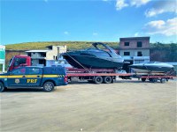 PRF flagra dois barcos de luxo sendo transportados de forma irregular na BR 420