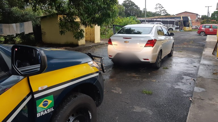 PRF na Bahia apreende carro roubado utilizado por criminosos para explodir lotérica na cidade de Itanagra; motorista foi preso