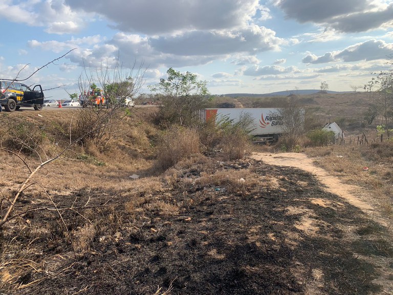 PRF prende homem que tentava saquear carga de caminhão acidentado na BR 116 em Poções (BA)