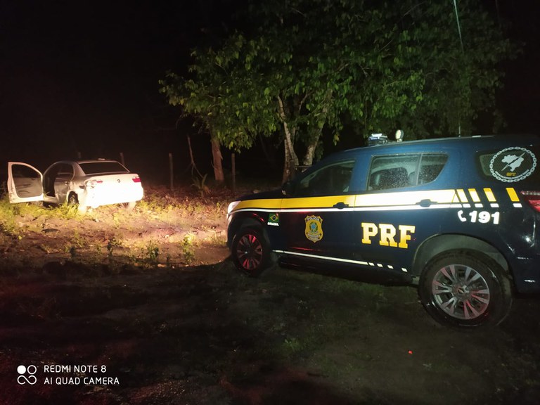 PRF recupera veículo roubado utilizado por criminosos em assaltos no Extremo Sul da Bahia