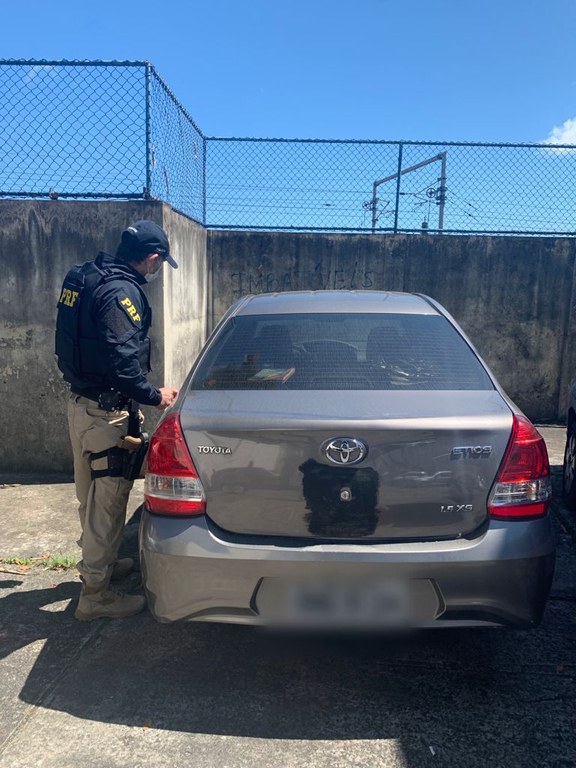 Etios fruto de golpe em locadora é recuperado pela PRF na capital baiana