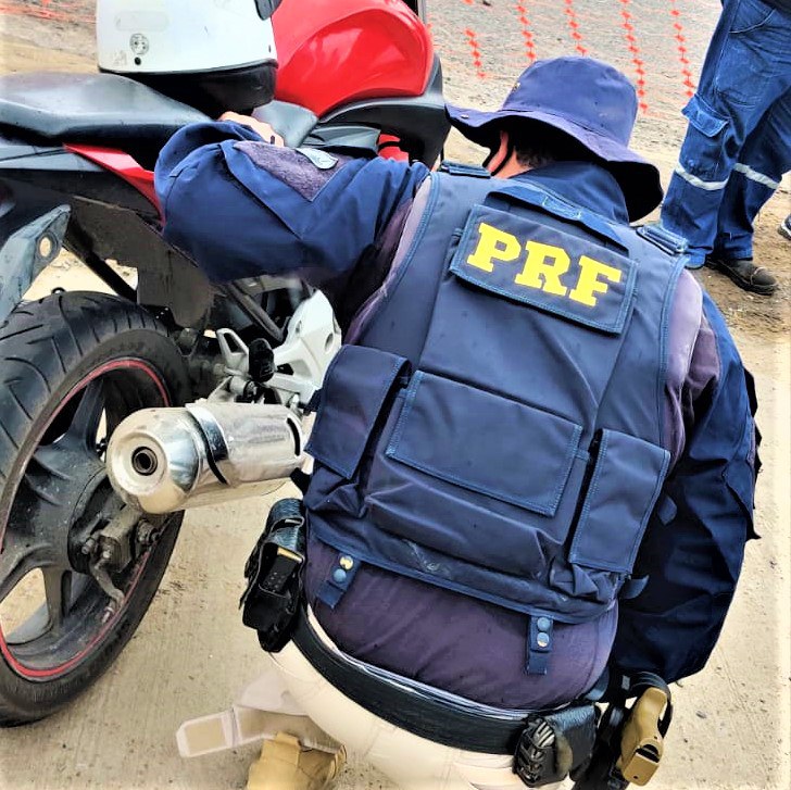 PRF e Guarda Civil Municipal de Salvador prendem motoboy na BR 324 com motocicleta roubada