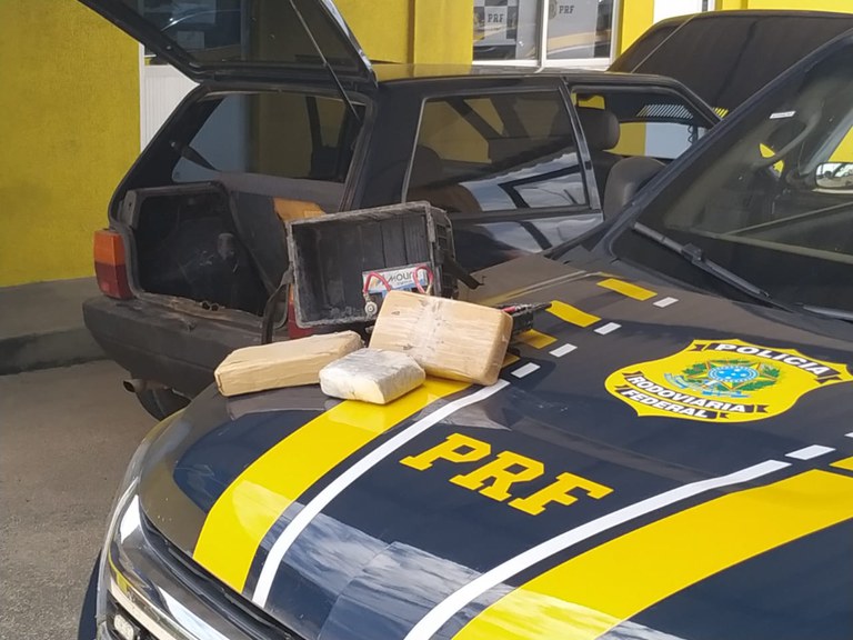 IMAGEM - 2,5 kg de cocaína encontrados em bateria de veículo falsa são apreendidos em Caucaia (CE)