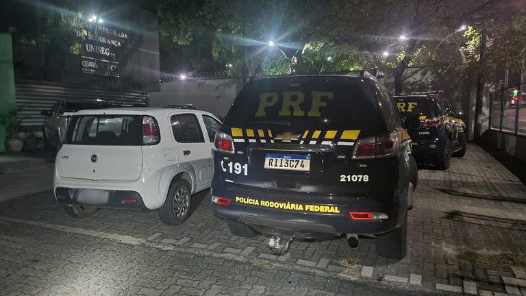 IMAGEM - Veículo retirado irregularmente de locadora é apreendido em Fortaleza (CE)