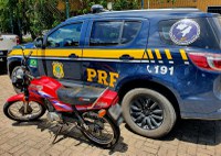 PRF flagra condutor inabilitado conduzindo motocicleta com placa falsa, em Fortaleza/CE.