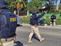 PRF prende dois homens procurados pela justiça, no Ceará.