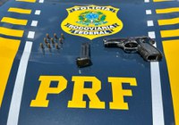 PRF prende homem, acusado de dois homicídios, portando arma de fogo em ônibus interestadual, em São Gonçalo do Amarantes/CE.
