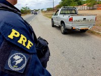 PRF prende idoso que dirigia bêbado e fazia gestos obscenos para motoristas em São Gonçalo do Amarante (CE)