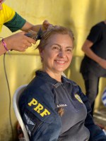 Policiais Rodoviárias Federais doam cabelo em campanha contra o câncer infantil.