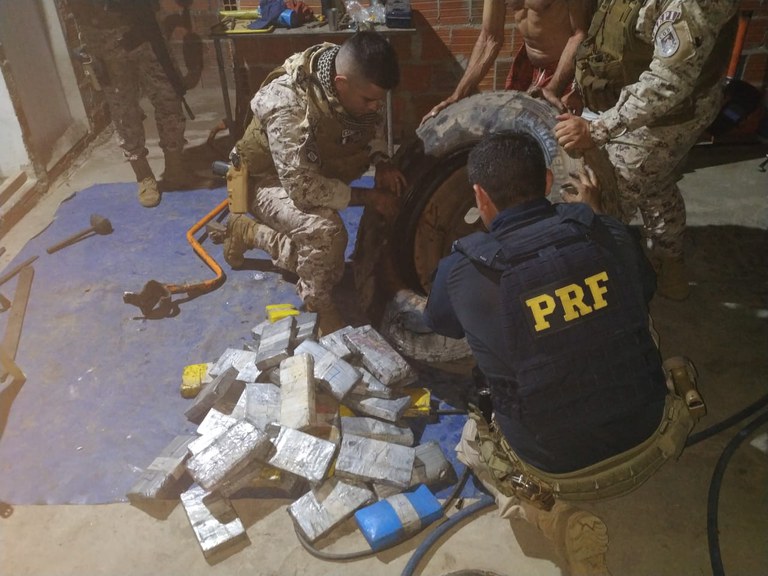IMAGEM - PRF e PMCE apreendem 81 kg de cocaína dentro de pneus em Morada Nova (CE)