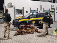 108 quilos de "supermaconha" e 15 quilos de cocaína são apreendidos em caminhão em Forquilha (CE)
