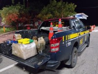 PRF apreende 135 kg de cocaína e crack escondidos em caminhão de frutas em Jaguaribe (CE), em ação conjunta com PMCE
