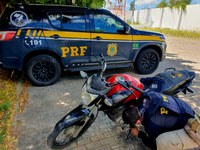 “De estouro”: PRF recupera duas motocicletas adulteradas, em Acaraú/CE. Um homem foi preso e um menor apreendido.
