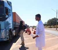 PRF no Ceará promove ação de saúde para caminhoneiros em comemoração aos 95 anos da instituição