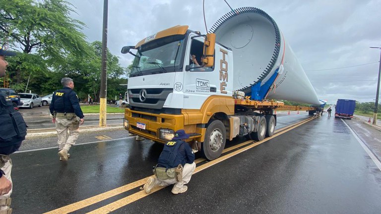 Polícia rodoviária intensifica fiscalização em caminhões arqueados